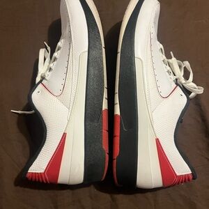 Classic White and Red Men's Sneakers Retro 2 Chicago Vintage